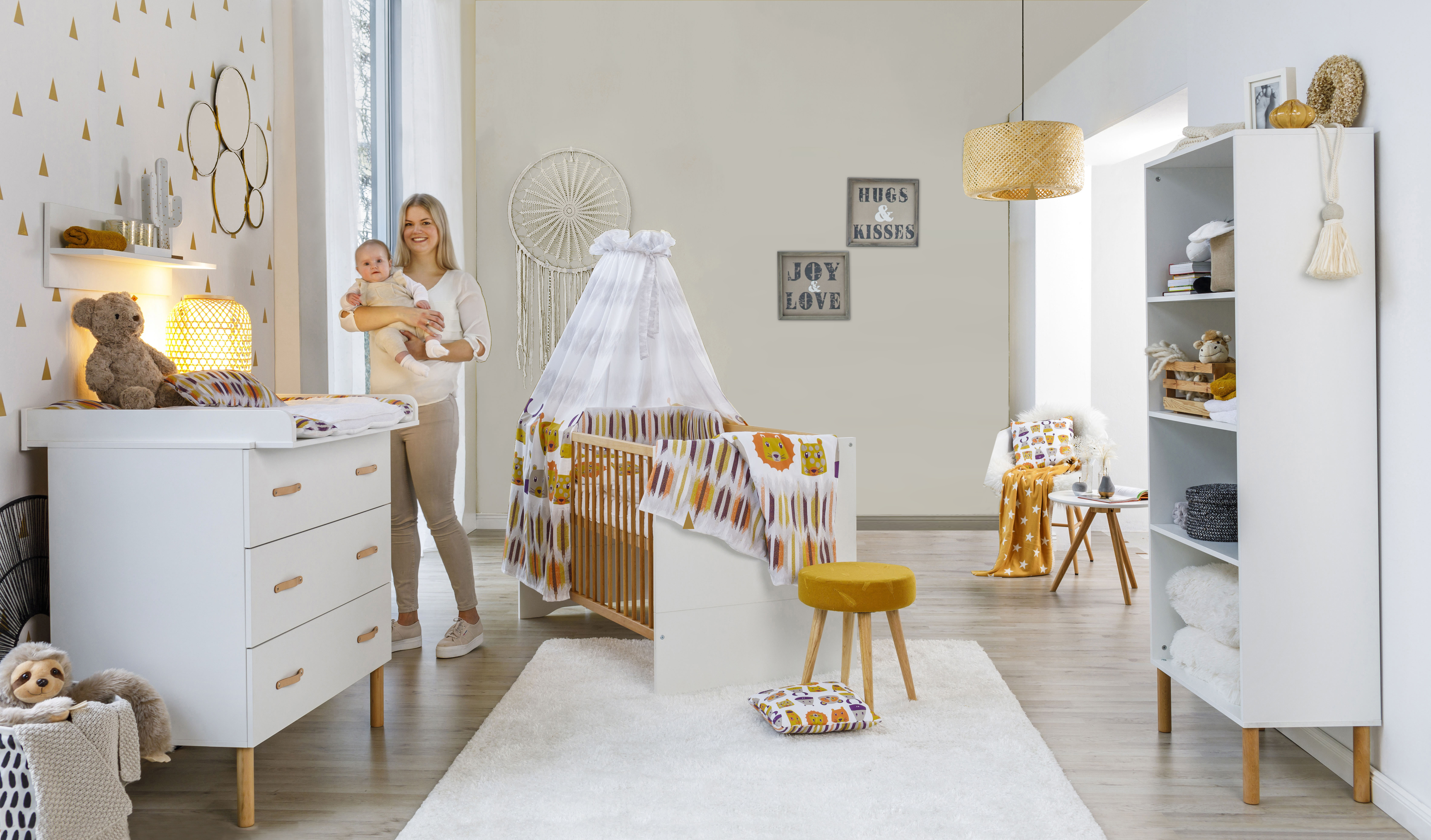 eine frau in einem kinderzimmer