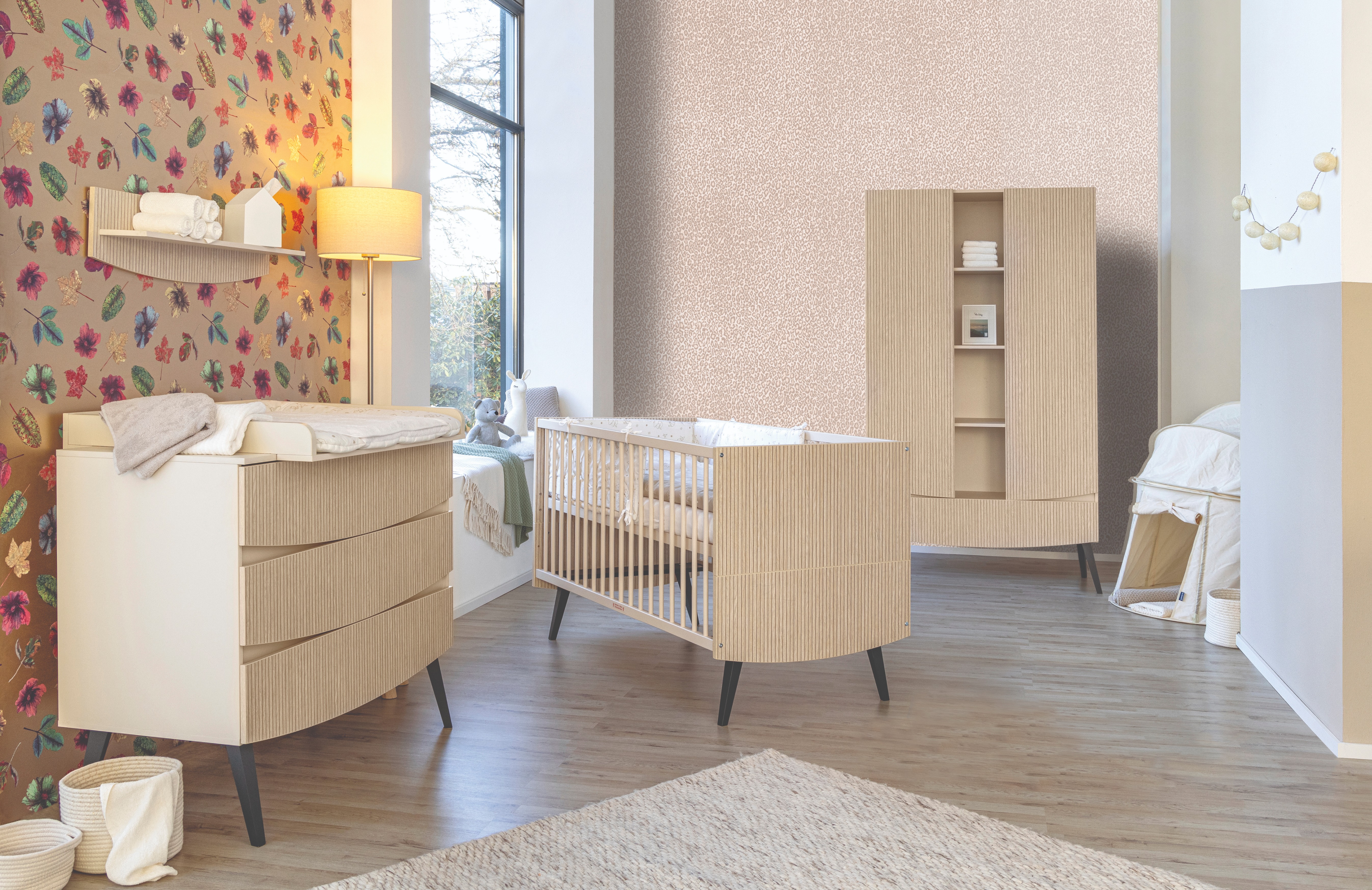 kinderzimmer in warmen farbtönen und runden formen